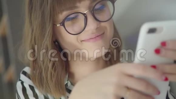 微笑的女人使用电话网上购物社交网络视频的预览图