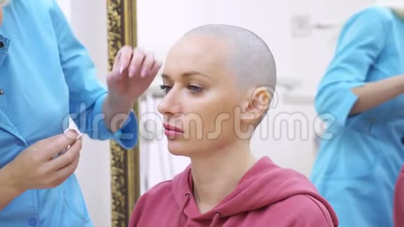 秃头的女人在一家诊所里和一位医生会诊毛学肿瘤学脱发学的概念视频的预览图