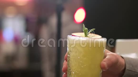 在酒吧里喝黄色异国鸡尾酒的人视频的预览图