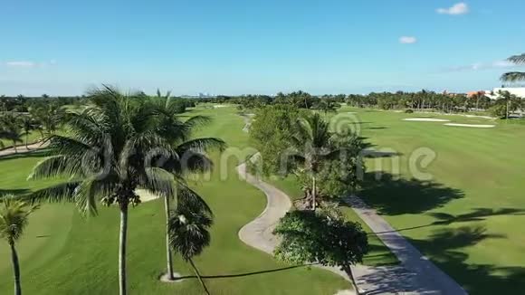 飞越绿色高尔夫球场视频的预览图