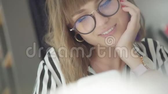 现代的黑发女孩带着白牙的微笑带着刘海和眼镜视频的预览图