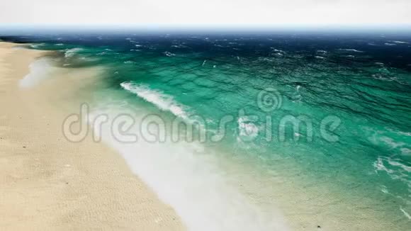 在美丽的沙滩上空中观波浪破碎无缝环的动画4k视频的预览图
