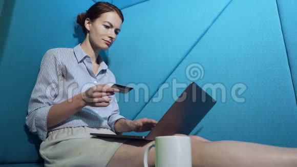 年轻女子用笔记本电脑上网购物视频的预览图