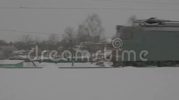 乘雪铁路的火车视频的预览图