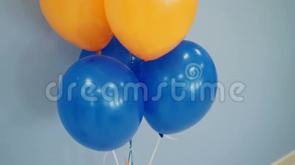 白色橙色和蓝色气球视频的预览图