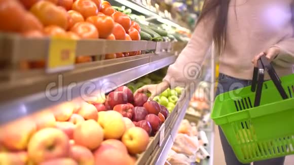 销售购物食品消费主义和人的观念女人带着袋子在杂货店买苹果视频的预览图