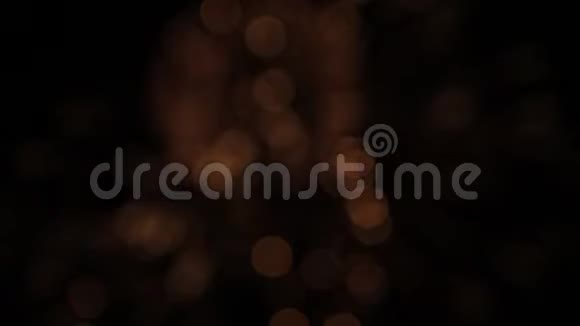夜空中红色和橙色烟花的图形圆圈形状背景模糊的烟花视频的预览图