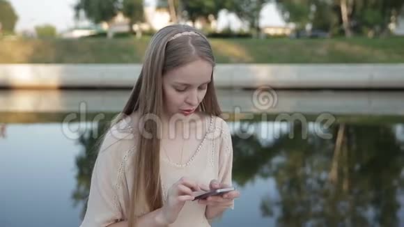 智能手机短信妇女使用蜂窝移动设备的工作概念视频的预览图