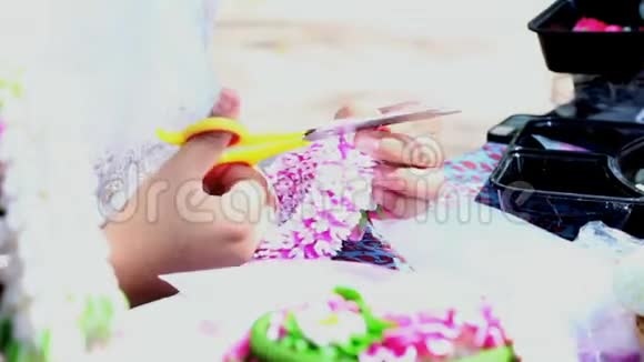 泰国妇女制作泰国传统花卉花环视频的预览图