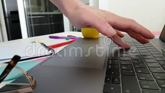 手键盘慢动作专业视频的预览图