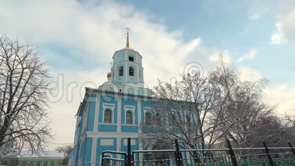 顶着蓝天的东正教钟楼斯摩棱斯克大教堂贝尔哥罗德俄罗斯视频的预览图