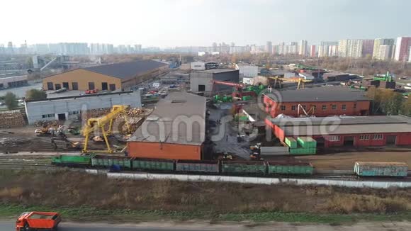 带着废金属的火车到达了金属加工厂视频的预览图