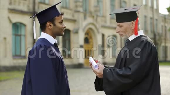知名教授为男生颁发毕业证书握手日视频的预览图