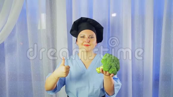 一位女厨师微笑着手里拿着西兰花表演课视频的预览图