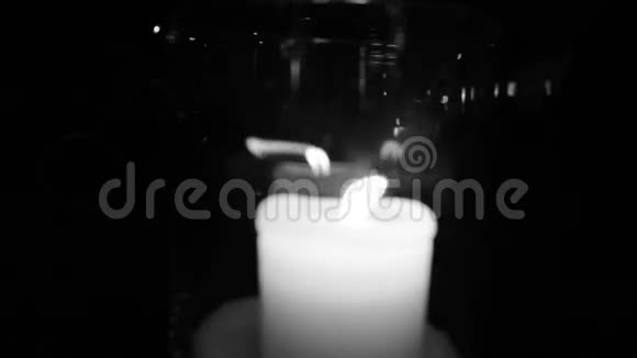 燃烧着优雅的白色蜡烛录像快关门视频的预览图