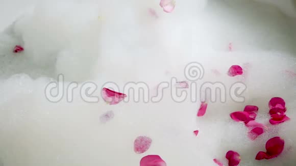 在一个漂亮的泡泡浴里视频的预览图