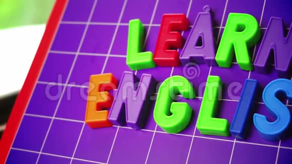 学习英语字母表磁铁字母视频的预览图