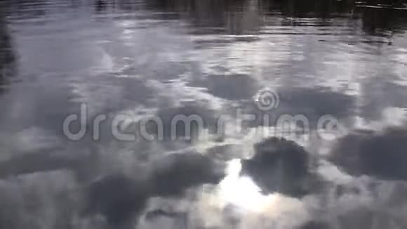 云彩和太阳反射在河里视频的预览图