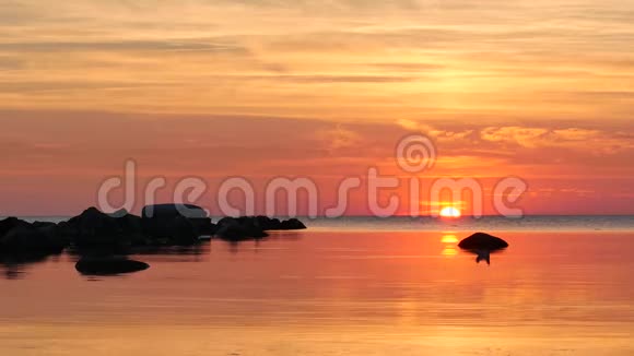 大海里夕阳西下在瑞典哥特兰附近视频的预览图