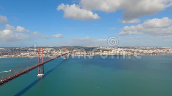 4月25日里斯本大桥的空中景观也称为萨拉扎大桥视频的预览图