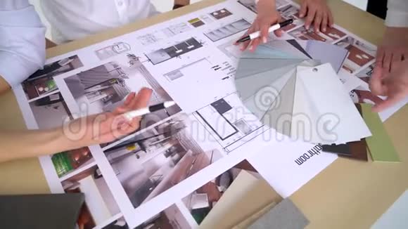 一个面目全非的建筑师手举着一张彩色图表看着它手持实时特写视频的预览图