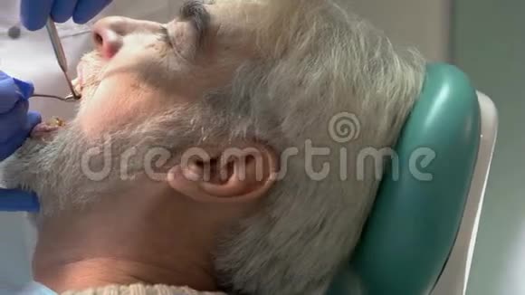 戴手套的牙医在工作视频的预览图