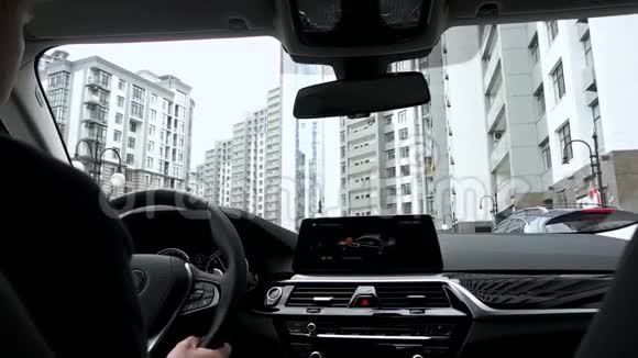 室内罕见的视野同时驾驶汽车视频的预览图