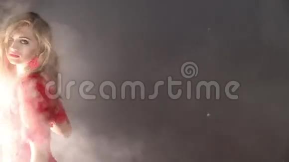 烟雾中的女孩视频的预览图