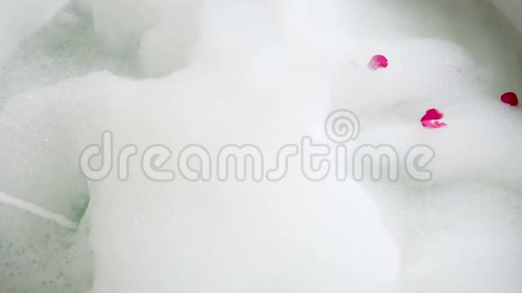 在一个漂亮的泡泡浴里视频的预览图