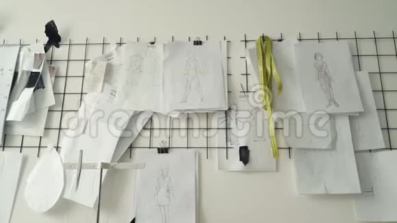 服装设计草图黑白模板和画钉在工作室白色墙壁上规划新衣服视频的预览图