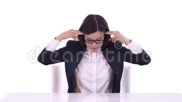 女商人西装革履她坐在办公桌后面骂骂咧咧地挥动着他的手臂白色背景视频的预览图
