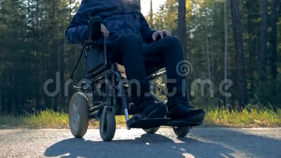 残疾人坐在外面的电动轮椅上视频的预览图