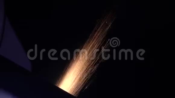 激光处理金属制品黑背景上的火花视频的预览图