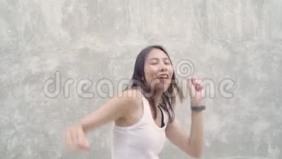 慢动作快乐美丽的年轻亚洲背包客博客妇女感到快乐的街头跳舞时旅行视频的预览图