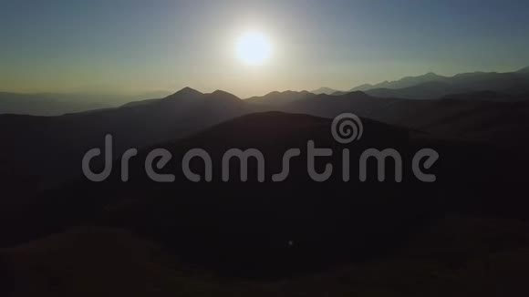 4k空中拍摄日落太阳在前方穿过一个带山的山谷视频的预览图