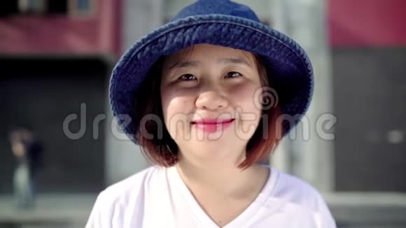 在中国北京的唐人街旅行时一个开朗美丽的年轻亚洲背包客女人对相机微笑感到快乐视频的预览图
