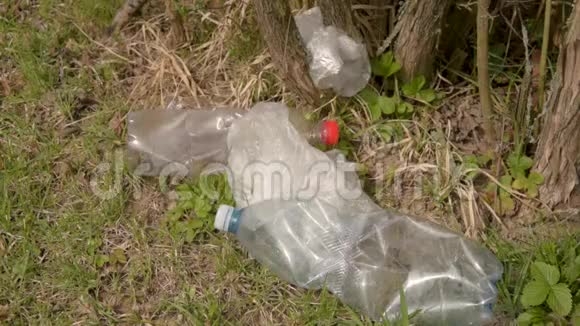 地面塑料的污染垃圾收集手清理塑料垃圾环境保护塑料瓶视频的预览图