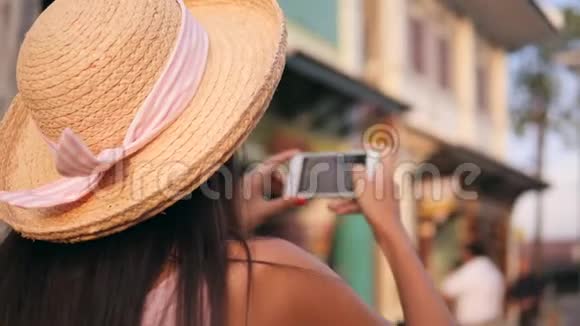 年轻的混合种族旅游女孩在旧城街道拍摄老式建筑无忧无虑的快乐嬉皮士女人视频的预览图