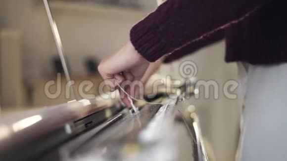 女工用针织机在车间织纹视频的预览图
