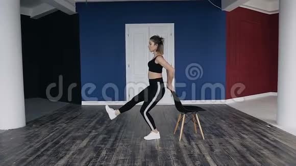 穿着深色运动服的健身女孩独自在健身房训练她正在做一种俯卧撑视频的预览图