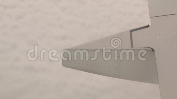 飞机引擎翼在云上视频的预览图