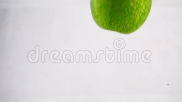 苹果正以缓慢的速度在水箱里跳跃苹果在孤立的白色背景上视频的预览图