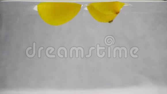 三个黄色柠檬同时随着气泡掉进水里慢动作录像视频的预览图