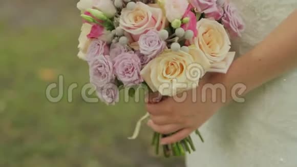 新娘捧着一束玫瑰婚礼当天的新娘花束不同的花束视频的预览图