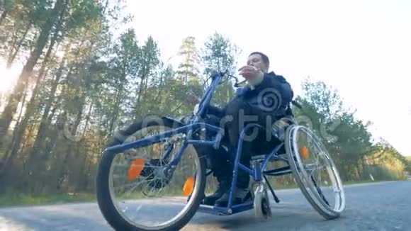 准肢动物通过移动训练轮椅来训练他的手臂4K视频的预览图