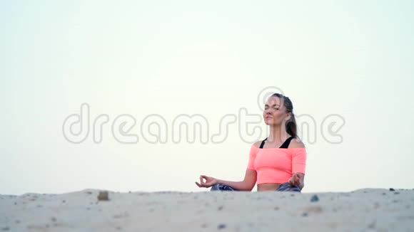 健康瑜伽女性冥想日出海边视频的预览图