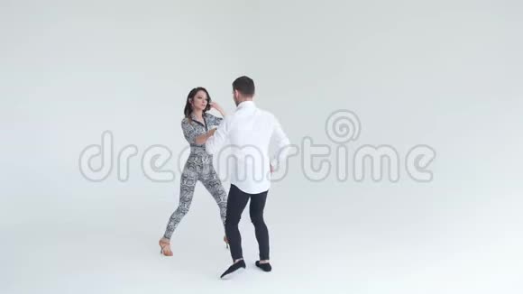 爱人际关系和社交舞蹈的概念社交舞蹈萨尔萨舞祖克舞探戈舞基佐巴舞美丽的情侣视频的预览图