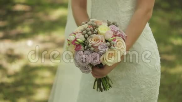 新娘捧着一束玫瑰婚礼当天的新娘花束不同的花束视频的预览图