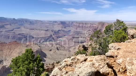 亚利桑那州大峡谷从南缘向大峡谷的广阔视野放大视频的预览图
