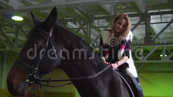 一匹马上漂亮的女人骑马者女子骑马视频的预览图